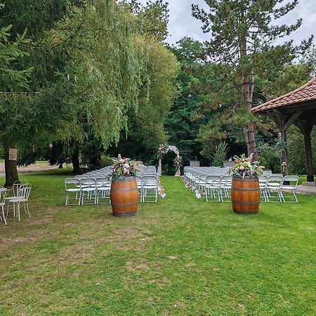 Logis-Hotel-Restaurant La Gentilhommiere Artres Bagian luar foto