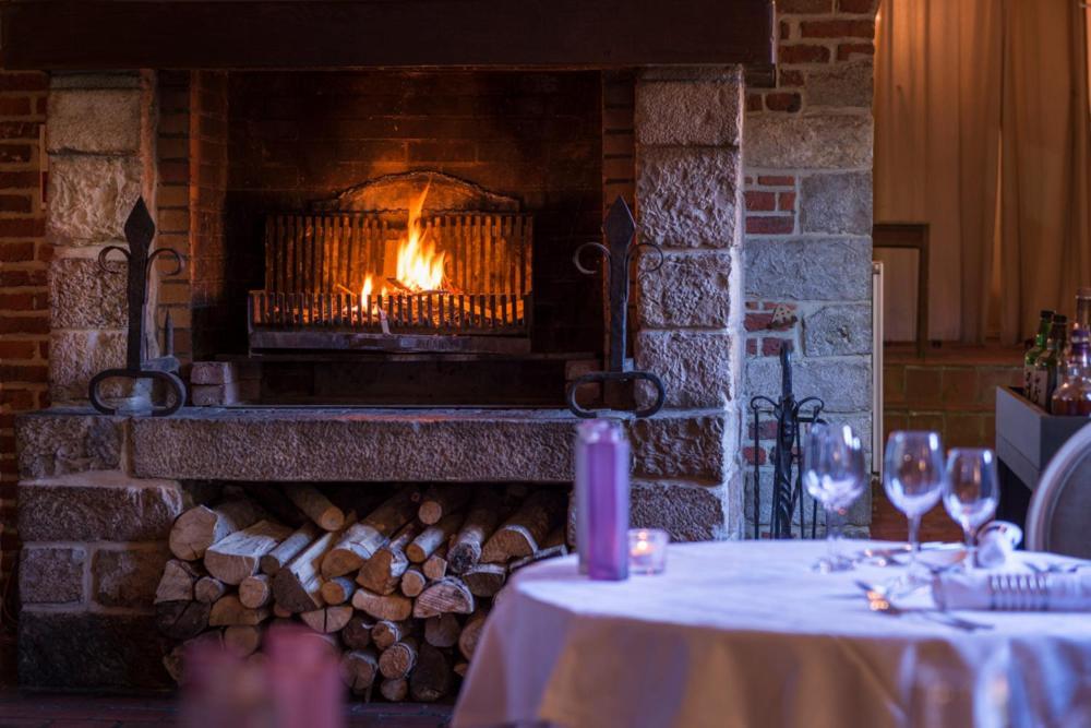 Logis-Hotel-Restaurant La Gentilhommiere Artres Bagian luar foto