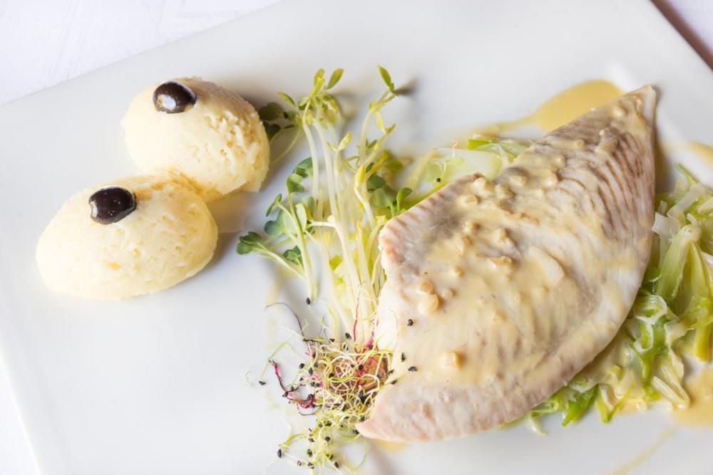 Logis-Hotel-Restaurant La Gentilhommiere Artres Bagian luar foto